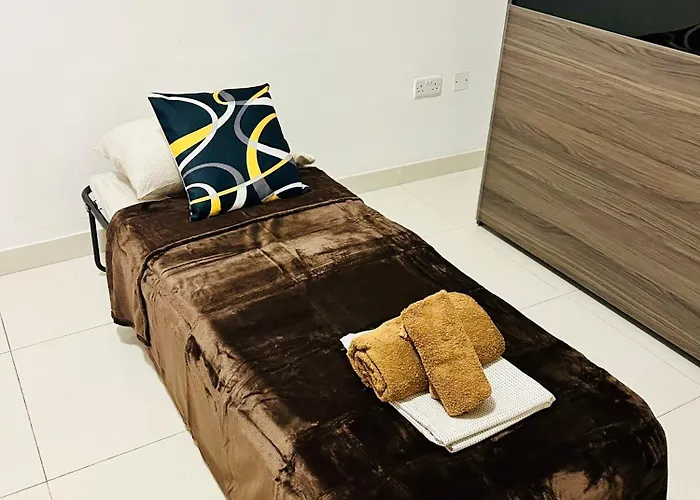 Seaside Spinola Apt In St Julians, Queen Beds