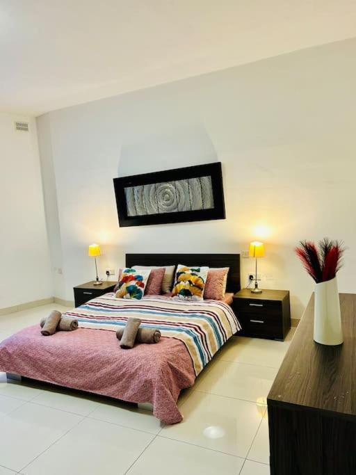 Seaside Spinola In St Julians, Queen Beds